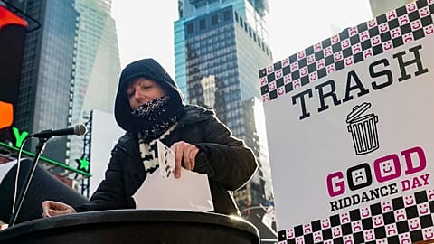Участница акции рвет список плохих воспоминаний за 2022 год