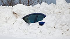 Carro preso na neva, na cidade de Buffalo, no estado de Nova Iorque, EUA 