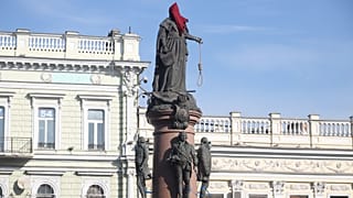 "Памятник основателям Одессы" с фигурой императрицы Екатерины II, на голову которой активисты надели колпак палача после начала войны в Украине