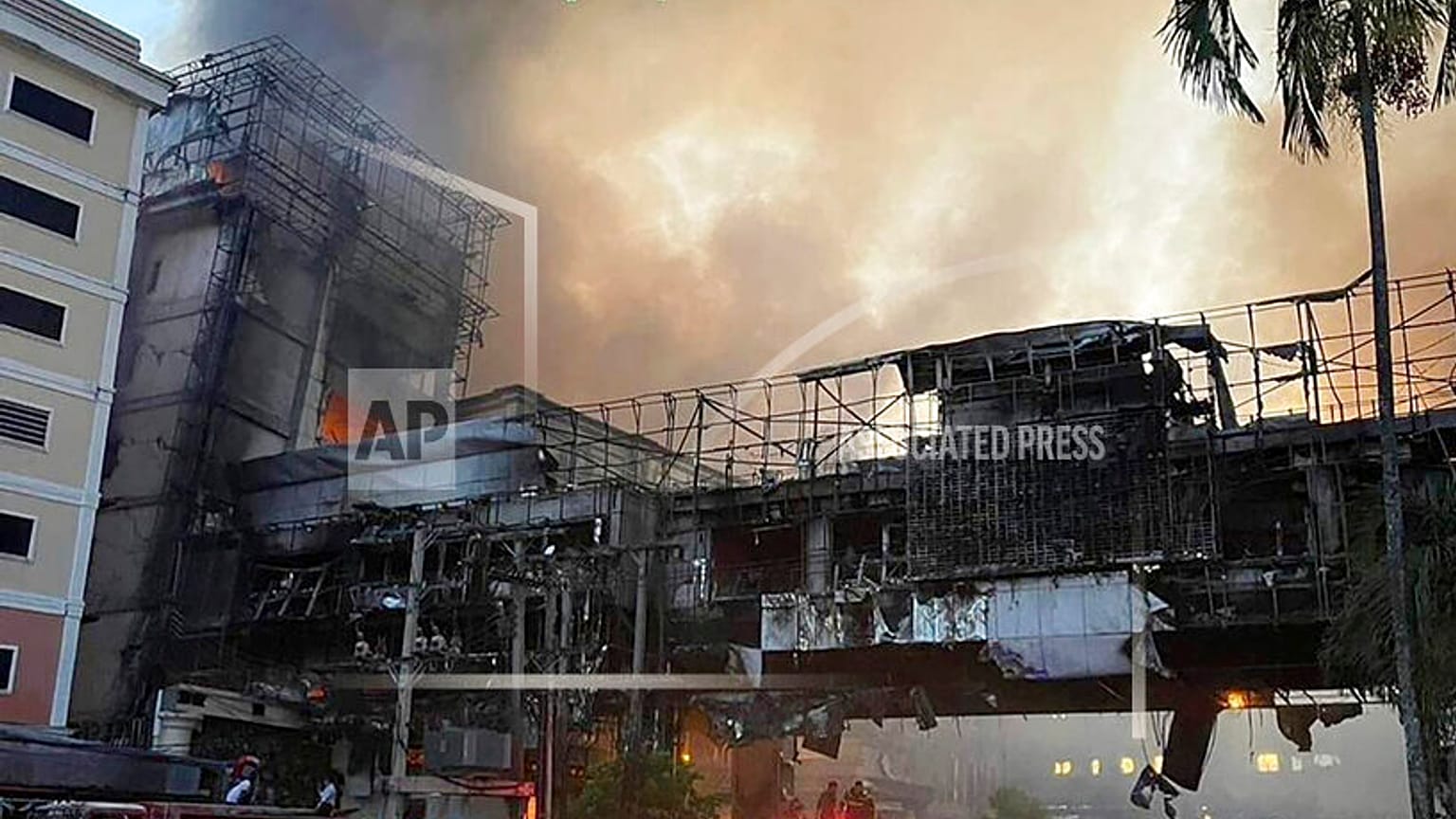 Incendio in un hotel a Poipet, Cambogia. 28 dicembre 2022.
