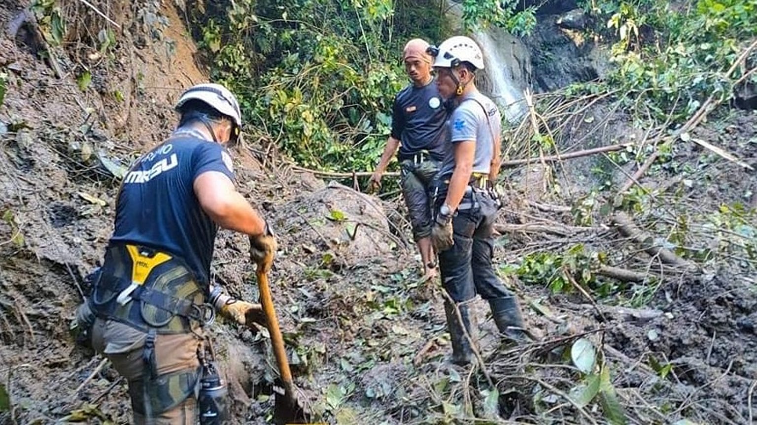 Opération de secours après un glissement de terrain dans la région du Davao Oriental aux Philippines, le  29 décembre 2022