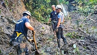 Opération de secours après un glissement de terrain dans la région du Davao Oriental aux Philippines, le  29 décembre 2022