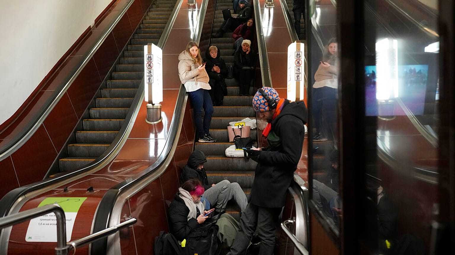 Des personnes se réfugient dans une station de métro lors d'une attaque à la roquette à Kiev, en Ukraine, jeudi 29 décembre 2022.