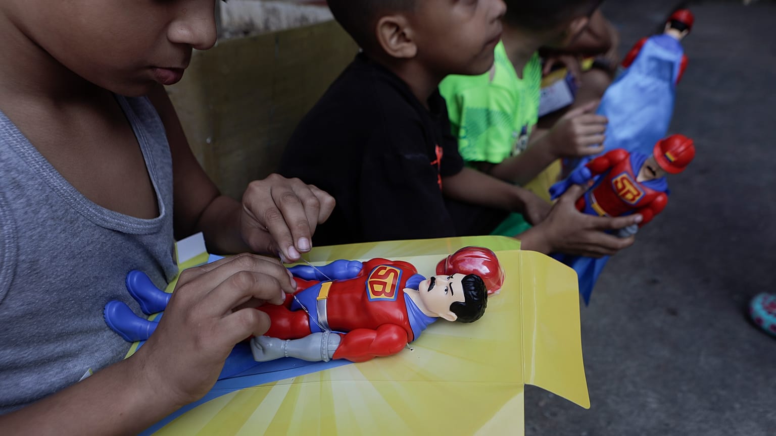 Ingyen kapnak szegény gyerekek Nicolas Maduro elnököt szuperhősként ábrázoló babákat Venezuelában 