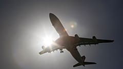 هواپیمای ایرباس A340-300 در حال آماده شدن برای فرود؛ ۳ می ۲۰۱۰