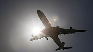 هواپیمای ایرباس A340-300 در حال آماده شدن برای فرود؛ ۳ می ۲۰۱۰