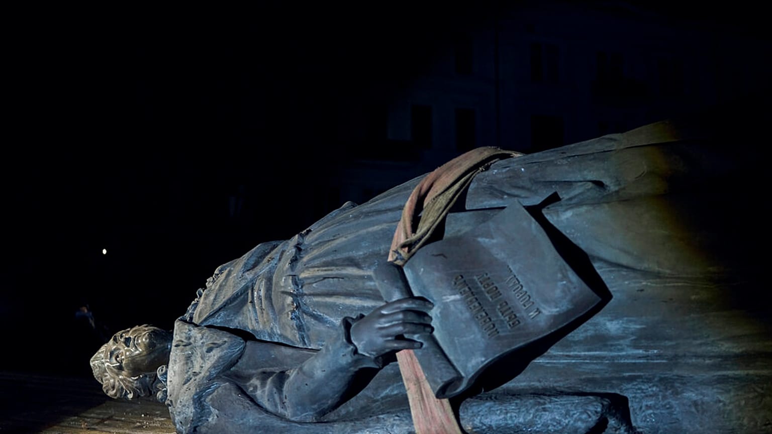 Desmantelamiento de la estatua de Catalina la Grande y sus ayudantes en Odesa