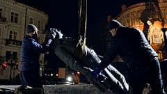 Ουκρανοί καταστρέφουν αγάλματα που συνδέονται με την ρωσική ιστορία