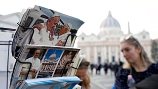 Postal con Benedicto XVI y el papa Francisco en la Plaza de San Pedro