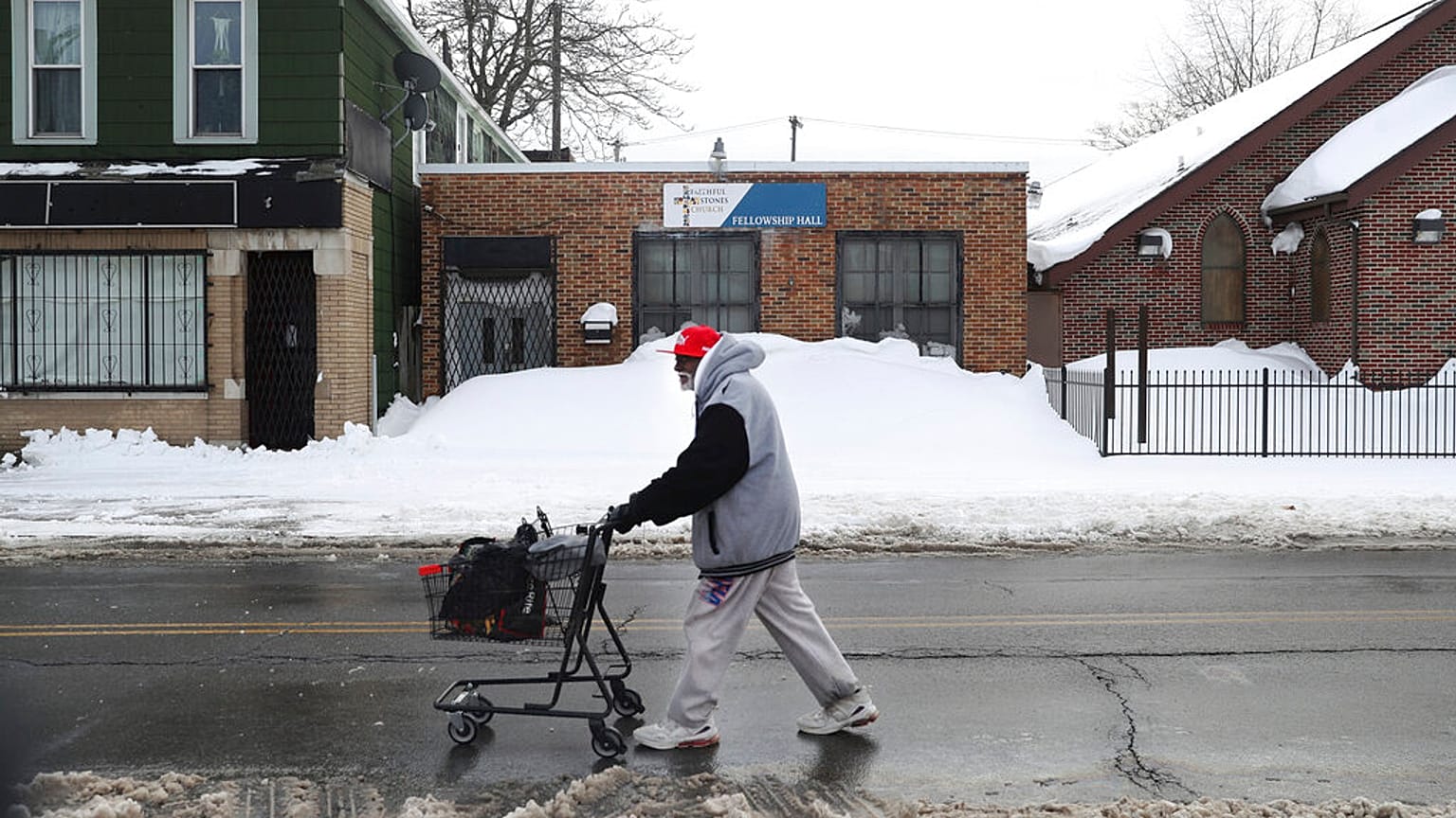 Un homme marche dans une rue de Buffalo, dans l'état de New York. 28 décembre 2022