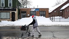 Un homme marche dans une rue de Buffalo, dans l'état de New York. 28 décembre 2022