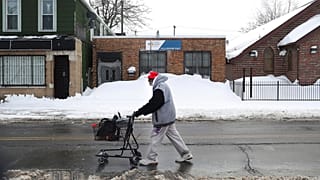 Un homme marche dans une rue de Buffalo, dans l'état de New York. 28 décembre 2022