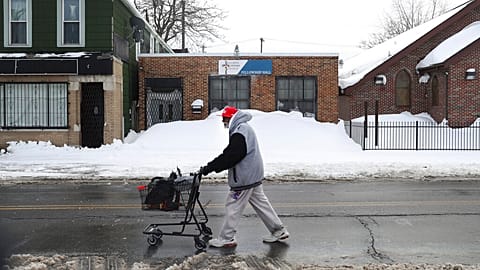 Un homme marche dans une rue de Buffalo, dans l'état de New York. 28 décembre 2022