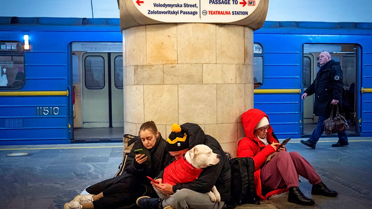 Bewohnerinnen von Kiew in einem Schutzraum in der Metro der Hauptstadt der Ukraine