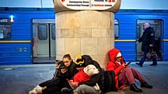 Bewohnerinnen von Kiew in einem Schutzraum in der Metro der Hauptstadt der Ukraine