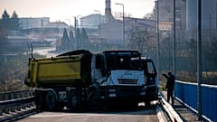 Mit LKWs haben Serben im Kosovo Straßen blockiert. Nun wurde die Blockade beendet