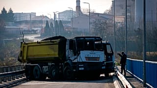 Un camion incendié, faisant partie d'une barricade sur le pont près de la partie nord, dominée par les Serbes, à Mitrovica, au Kosovo, le 29 décembre 2022.