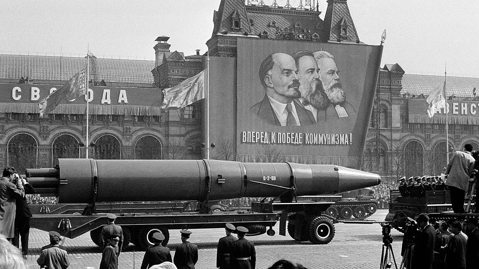 Иконы партийной идеологии: Маркс, Энгельс, Ленин во время парада военной техники на Красной площади (1 мая 1963 г.)
