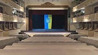 A mikolajivi színház nagyterme a letakart székekkel