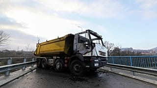 کامیون‌هایی که در مرز بین کوزوو و صربستان جلوی تردد را گرفته بودند دچار حریق شدند