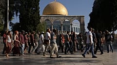 ضباط الشرطة الإسرائيلية يرافقون مجموعة المستوطنين اليهود خلال اقتحامهم المسجد الأقصى 07/08/2022