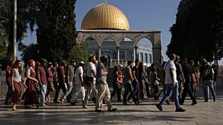 ضباط الشرطة الإسرائيلية يرافقون مجموعة المستوطنين اليهود خلال اقتحامهم المسجد الأقصى 07/08/2022