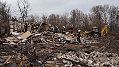 Des secouristes retirent les débris d'une maison détruite à la suite d'un tir de missile russe à Kyiv, 29 décembre 2022.