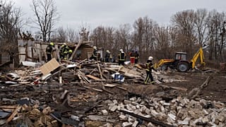 Des secouristes retirent les débris d'une maison détruite à la suite d'un tir de missile russe à Kyiv, 29 décembre 2022.