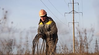 Trabalhador repara linhas de alta tensão danificadas por recentes ataques de mísseis perto de Odessa, Ucrânia