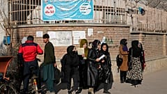 Afgán nők tiltakoznak a kabuli egyetem előtt 2022. december 21-én - képünk illusztráció