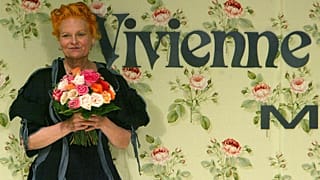 Archives : Vivienne Westwood à la fin du défilé pour sa collection Printemps/été, le 22 juin 2003 à Milan