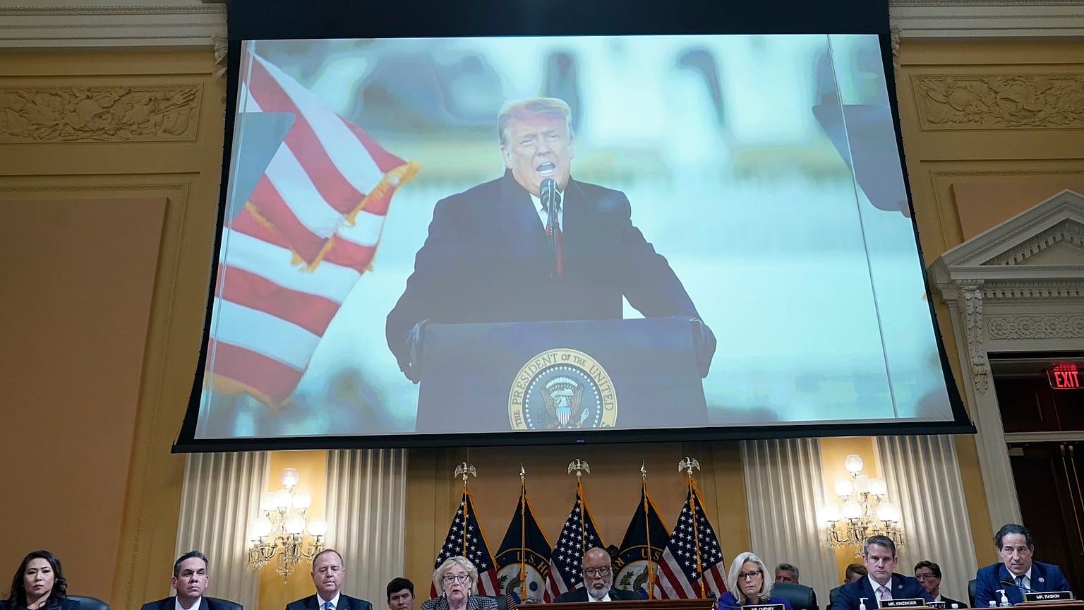 Donald Trump egy kivetítőn a Capitolium megtámadásának körülményeit vizsgáló kongresszusi bizottság mögött