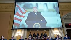 Donald Trump egy kivetítőn a Capitolium megtámadásának körülményeit vizsgáló kongresszusi bizottság mögött