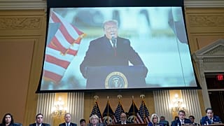 Donald Trump egy kivetítőn a Capitolium megtámadásának körülményeit vizsgáló kongresszusi bizottság mögött