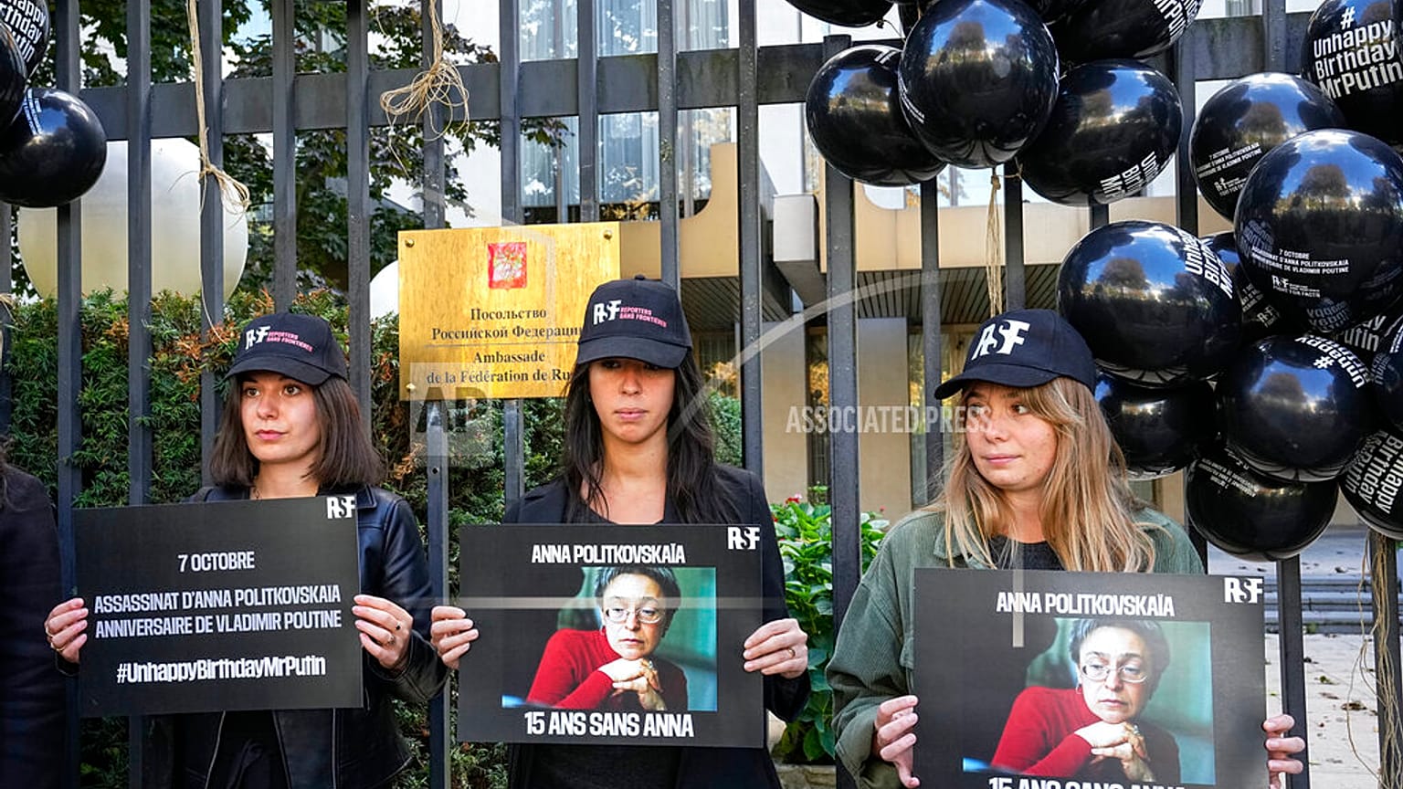 I membri di Reporters Without Borders manifestano fuori dall'ambasciata russa a Parigi, mercoledì 6 ottobre 2021, per rendere omaggio alla giornalista russa Anna Politkovskaya