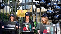 I membri di Reporters Without Borders manifestano fuori dall'ambasciata russa a Parigi, mercoledì 6 ottobre 2021, per rendere omaggio alla giornalista russa Anna Politkovskaya