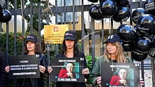 I membri di Reporters Without Borders manifestano fuori dall'ambasciata russa a Parigi, mercoledì 6 ottobre 2021, per rendere omaggio alla giornalista russa Anna Politkovskaya