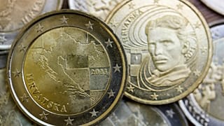 La nueva moneda de euro croata que representa el mapa del país se muestra en el Banco Central croata en Zagreb, Croacia, el 14 de diciembre de 2022.