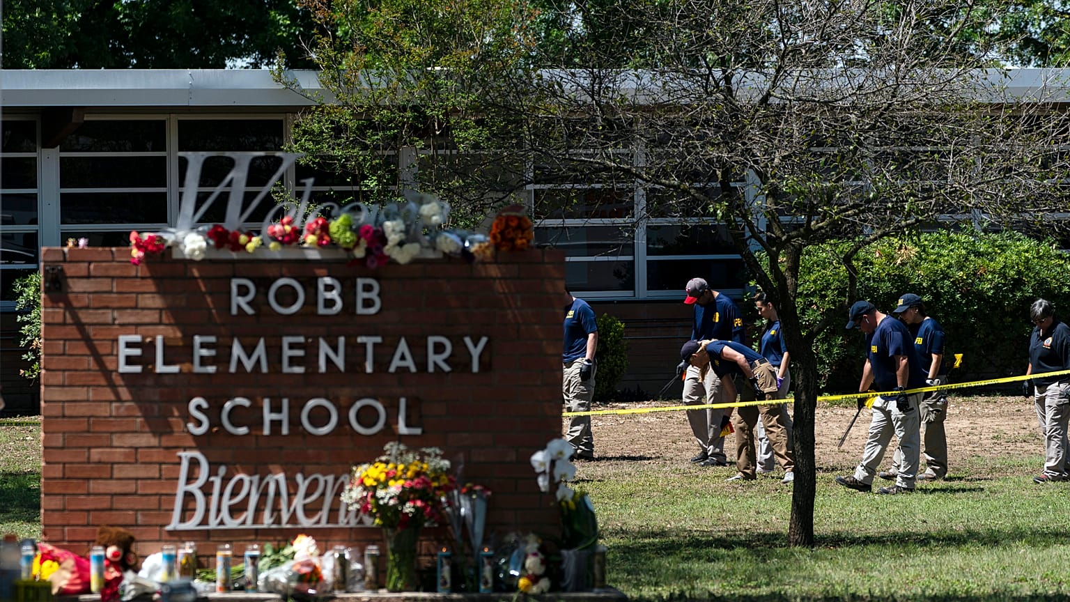 Escuela primaria Robb en Uvalde, Texas, 25 de mayo de 2022, después de que un joven de 18 años matara a 19 estudiantes y dos profesores.