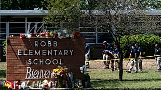 Escuela primaria Robb en Uvalde, Texas, 25 de mayo de 2022, después de que un joven de 18 años matara a 19 estudiantes y dos profesores.