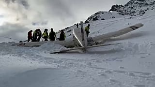 Les services de secours autour de l'avion après son accident.