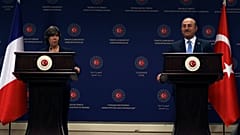 وزير الخارجية التركي مولود جاويش وكاثرين كولونا، وزيرة الشؤون الخارجية الفرنسية خلال لقائهما في  في أنقرة، تركيا سبتمبر/ أيلول 2022