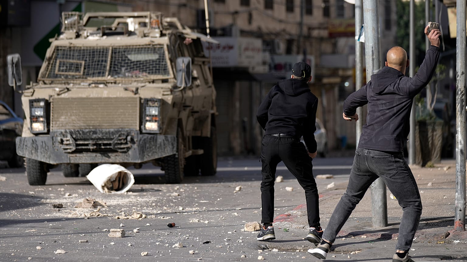 اشتباكات بين فلسطينيين وقوات الأمن الإسرائيلية في مدينة نابلس بالضفة الغربية. الجمعة 30 ديسمبر/كانون الأول 2022.