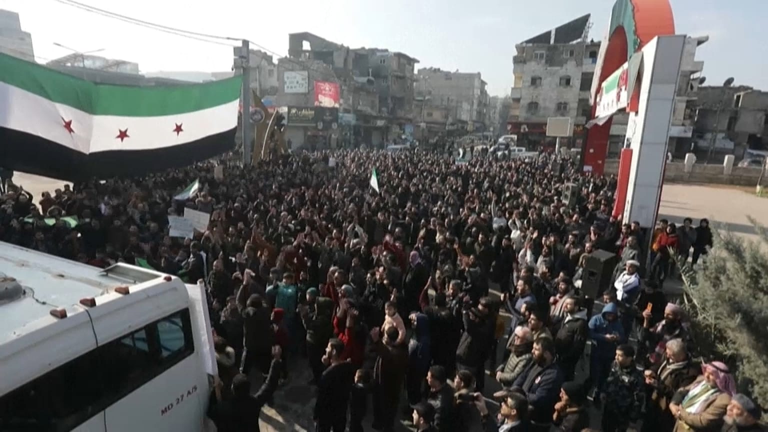 مظاهرة حاشدة للتنديد في مدينة الباب، كبرى مدن الشمال السوري والواقعة تحت سيطرة فصائل سورية موالية لأنقرة 30 ديسمبر/كانون الأول 2022