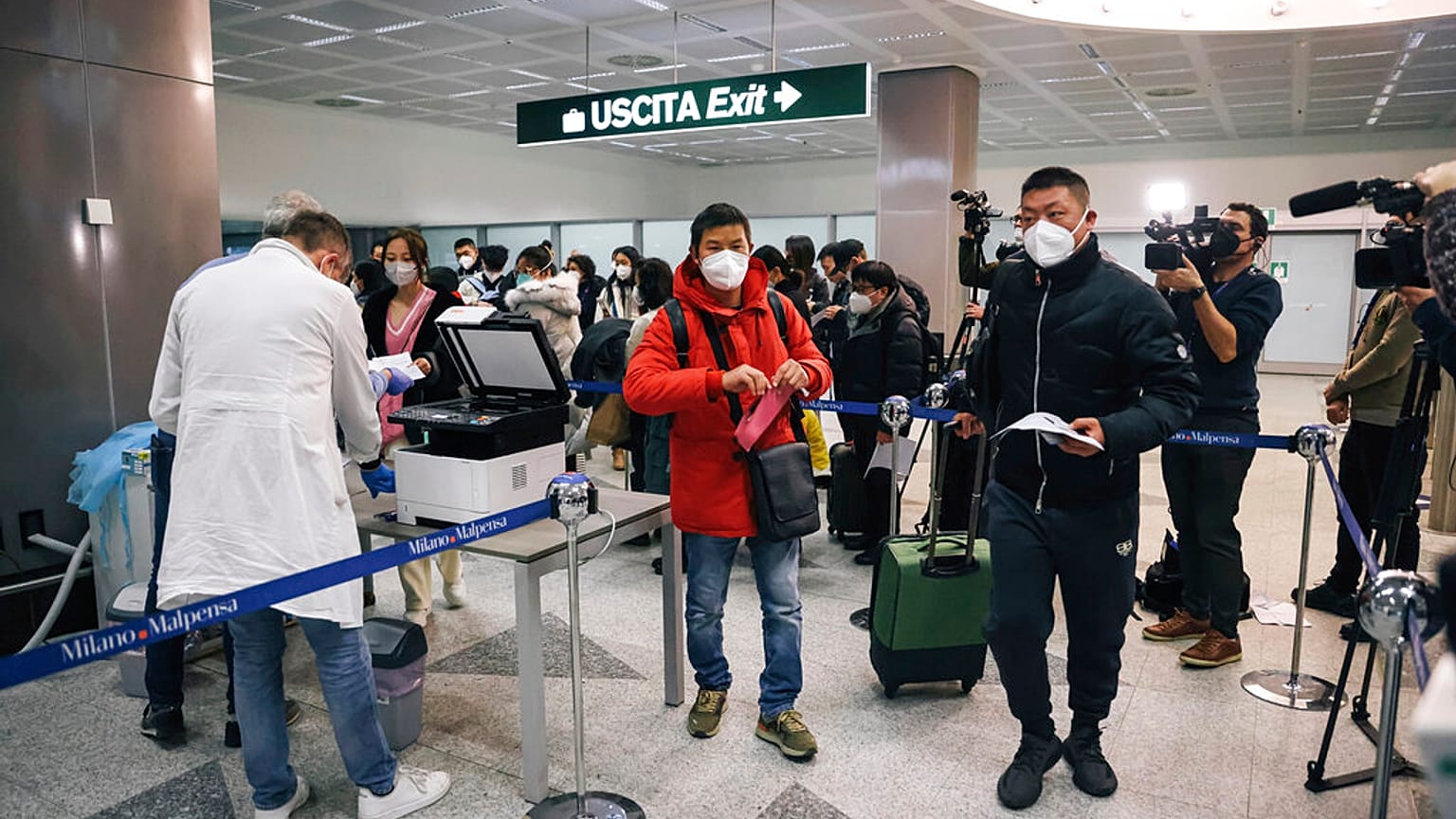 Passagers en provenance de Chine et arrivant à l'aéroport de Milan (Italie), le 29/12/2022