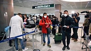 Passagers en provenance de Chine et arrivant à l'aéroport de Milan (Italie), le 29/12/2022