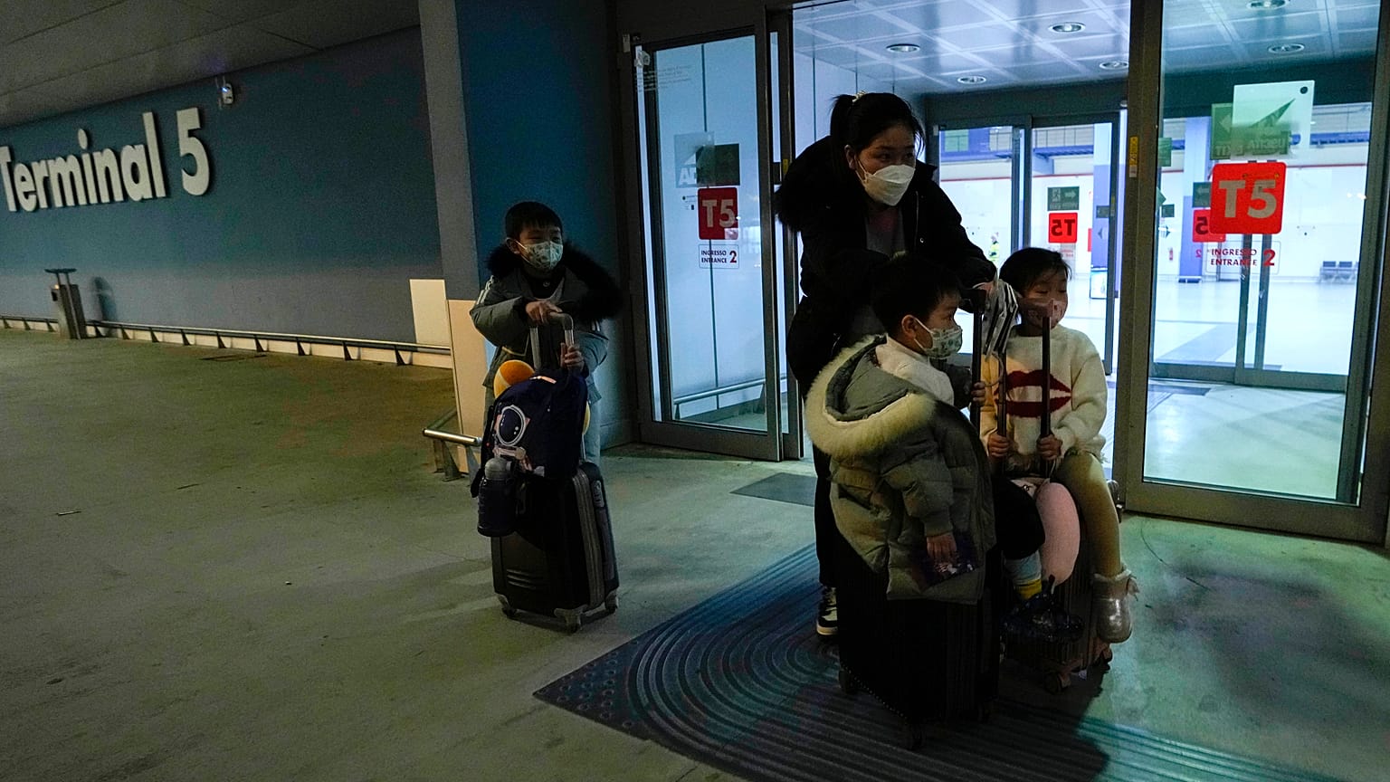 Tras el fracaso de su política "cero-covid", China enfrenta un estallido de contagios.