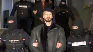 Andrew Tate à sa sortie du tribunal de Bucarest