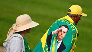 Başkan Jair Bolsonaro'nun veda konuşmasını dinleyen bir taraftarı