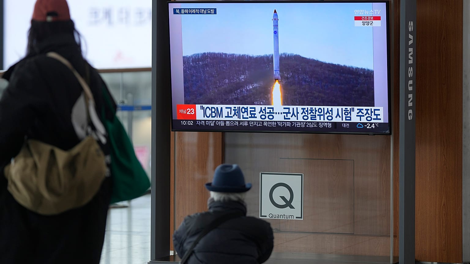Dél-Korea fővárosa, Szöül egyik pályaudvarán nézik az észak-koreai kilövést mutató képsorokat a várakozók